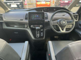 インパネ全体は写真の通りです!広々の運転席!運転席周りのボタンも操作しやすいです!写真で見切れている部分で見たい箇所があればお気軽にお問い合わせください!!