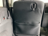 【シートバックポケット】すぐ手に取りたいアイテムをスマートにしまっておけます。限られた空間を有効に活用でき、長距離のドライブでも車内を清潔感のある落ち着いた状態に保ってくれる実用的な機能です。