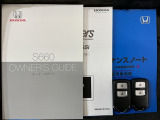 スマートキーは鍵をバッグに入れたままでもドアロックの開閉やエンジンのON・OFFができます。夜間や雨の日も鍵を探さなくて良いので便利です。