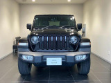 7スロットルグリルはJeep伝統の証です。SUVのみにこだわり続けている伝統あるJeep車へお乗り頂いてみてはいかがですか?