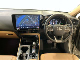 運転席周りのレイアウトをご覧ください。ナビゲーションが綺麗に装着されすっきり収まってますね!