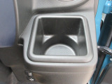 運転席側の手の届きやすい位置にもドリンクホルダーが付いています。も