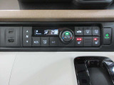 オートエアコンは操作が楽々♪フロント左右シートヒーターも装備しています。USBジャック付きです。