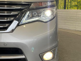 【LEDヘッドライト】悪天候や夜間走行時も良好な視界を確保し安心して運転できる高輝度LEDヘッドライトを装備!点灯速度が早く、消費電力も抑えられています。