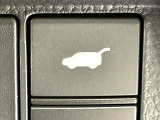 【パワーバックドア】スマートキーや運転席のボタンを押すだけでリアゲートが自動で開閉します!荷物を持っている時や、高い位置にあるバックドアを閉める際に便利な機能です♪