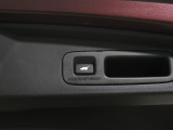 【ーパワーリアゲート】キーを携帯して、テールゲートを開閉可能。スイッチ操作により、開閉途中の保持や、開く高さの設定も行えます。