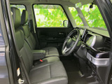 広々とした室内空間が魅力です。運転席からの視界も広く、運転しやすい環境が整っています。快適なドライブを楽しめます。