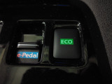 e-Pedalは、アクセルペダルの操作だけで加速と減速をスムーズに行える機能のオン、オフを切り替えます。電力消費を抑えて航続距離を延ばすエコモードの切り替えを行うECOスイッチも付いています。