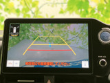 後方確認をサポートするモニターは、安全な運転に貢献。狭い道や駐車時にも、周囲の状況を把握しやすくなります。運転の負担を軽減します。