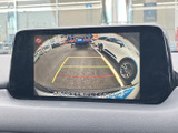 バック時の安全性を高めるバックモニター付き。狭い道や駐車も安心です。周囲の状況を把握しやすく、安全な運転をサポートします。