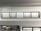 【ハンズフリー機能付き両側パワースライドドア】スライドドアの下に足先を入れてすぐ引くと、自動的にスライドドアが開閉します!荷物で両手がふさがった状態でも、ドアの開閉ができてとっても便利!