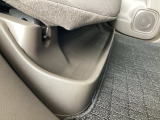 後部座席の足元にあるトレーは、転がりやすい傘などを収納するのにとても便利。