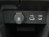 USBジャック搭載☆右側のType-C端子は急速充電に対応しているほか、左側は純正ナビと連動しているため、音楽再生も可能です♪