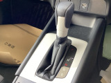 インパネシフトで操作がしやすく、前席足元も広々。乗り降りがスムーズで使い勝手の良い仕様です。