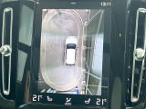 【360&deg;ビューカメラ】4台の高解像度カメラで360度の鳥瞰図を表示。隣の車や壁、死角にある障害物などを画面で確認できるため、狭いスペースでの駐車・出入りも安心です。