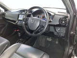 運転席周りのレイアウトをご覧ください。ナビゲーションが綺麗に装着されすっきり収まってますね!