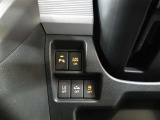 コーナーセンサーを車の前後に装備。障害物までの距離に応じて警告音を変えてお知らせ。縦列駐車時や駐車場・車庫などでの取り回しをサポートします。詳細は販売店スタッフまでおたずねください。