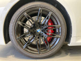 BMWの純正アロイホイールは軽量かつ強度にも優れているホイールで走行性能を引き上げる設計になっております。足元にもBMWは妥協がなくこだわっている個所になります。