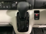 CVT車のセレクトレバーです。低速から高速まで、変速ショックのないスムーズな走りと、エンジン効率のよい領域を維持して燃費にも貢献します。サイドブレーキはスイッチ操作の電子制御パーキングブレーキです。