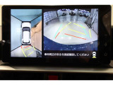 パノラミックビューモニター付きです。車両を上から見たような映像をディスプレイオーディオ画面に表示。運転席からの目視だけでは見にくい、車両周辺の状況をリアルタイムでしっかり確認できます。