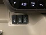 スマートフォンなどの充電に便利なUSBジャック。運転席からも助手席からも使いやすいです。