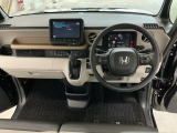 【前方視界】開放的な前方視界!運転がしやすく疲れにくいです♪窓が大きく、見通しがとっても良いおクルマですよ♪