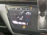 【オートエアコン】一度お好みの温度に設定すれば、車内の温度を検知し風量や温度を自動で調整。暑い&hellip;寒い&hellip;と何度もスイッチ操作をする必要はありません。快適な車内空間には必須の機能ですね♪