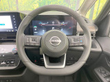 インテリアに合わせたデザインのステアリングは、運転される方のことも考え、運転しやすい形状、大きさです。是非一度、実際に触ってお確かめください。