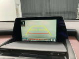 こちらのバックカメラは画面にラインが表示されておりますので、バック時のクルマの進行方向の目安になります。より高いレベルで車庫入れをサポートする、便利な機能ですね。
