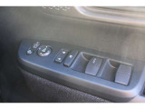 運転席側に窓の操作ボタンがあります。ロック機能が付いているのでお子様連れでも安心です。
