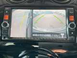 【リアカメラ】リバースに入れるだけで後方の映像が映ります。安全確認や、狭い駐車場での車庫入れ、雨の日や夜間など視界の悪い時に便利です。安全にバックする為には欠かせない装備です。