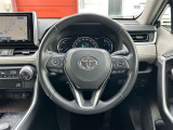 本革巻きステアリング装備。指先で操作できるオーディオスイッチ/レーダークルーズコントロール/視線を逸らさず操作可能です。