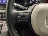 ステアリング左手側にオーディオ関連のコントロールスイッチを配置しています。操作時は視線を逸らすことなく運転に集中できます。