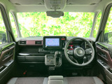 運転席周りは、広々とした空間で快適です。操作しやすい位置に配置されたスイッチ類は、運転に集中できます。