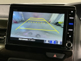 リバースギアに入れるだけで後方の表示へ切り替わります。夜間や雨の日の駐車も楽になりますよ。