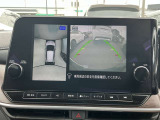 アラウンドビューモニター搭載。上から見下ろしたように液晶に映るのでスムーズな駐車をサポートします。