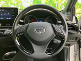 握りやすいステアリングは、運転操作をスムーズに。操作ボタンも配置されており、直感的に操作できます。快適なドライビングをサポートします。
