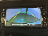 リバースギアに入れるだけで後方の表示へ切り替わります。夜間や雨の日の駐車も楽になりますよ。