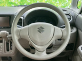 握りやすいステアリングで、快適なドライビングをサポートします。操作性にも優れ、運転の楽しさを高めます。