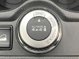 【オールモード4&times;4】2WD/4WDモードを手軽に切り替え可能。燃費重視の2WD、スタック時に役立つLOCK、AUTOモードでは4WDの配分を自動で調整し、路面状況を問わず安定した走りをサポート。