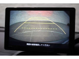 バックカメラが装備されており、後方の安全確認はもちろんのこと狭い場所での駐車や雨の日・夜間など視界の悪いコンディションでのストレスの軽減にもなります!