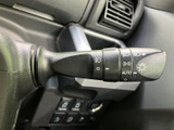 操作しやすい位置に配置されたウインカーレバー。スムーズな操作感で、安全な車線変更をサポートします。雨天時も確実な操作が可能です。