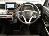 フロントSRSエアバッグは車両前方から乗員が重大な傷害を受けるおそれのある大きな衝撃を受けた場合に作動し、シートベルトが身体を拘束する働きと併せて前席乗員の頭部や胸部などへの衝撃をやわらげる装置です。
