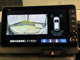 リバースギアに入れるだけで後方の表示へ切り替わります。夜間や雨の日の駐車も楽になりますよ。