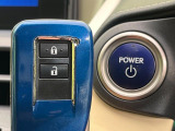 【スマートキー】カバンやポケットに入れたままでもドアの施錠・解錠が可能なスマートキーを装備。エンジンのオン・オフ時もカギを取り出す必要が無いからとっても便利です♪
