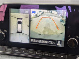 ナビ画面に表示されたアラウンドビューモニターです。車両を上空から見下ろしたような映像と後方映像を同時に表示し、駐車時の安全確認をサポートします