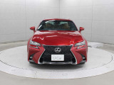 メッキモールがブレーキダクト部まで回り込み、グレーとブラックの2色の導風形状のインナーバーがアッパーグリルとロアグリルで切りかわるカラーコーディネートを採用しています。