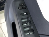 【電動格納ミラー】サイドミラーは電動格納式となっており、狭い駐車場でもキズがつくリスクを抑えられます。
