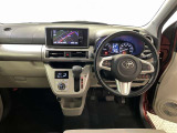 運転席周りのレイアウトをご覧ください。ナビゲーションが綺麗に装着されすっきり収まってますね!