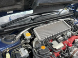 【STIタワーバー】お車の剛性を高めるタワーバーを装備。よりスムーズなコーナリング走行が可能となり、走りも楽しめます。